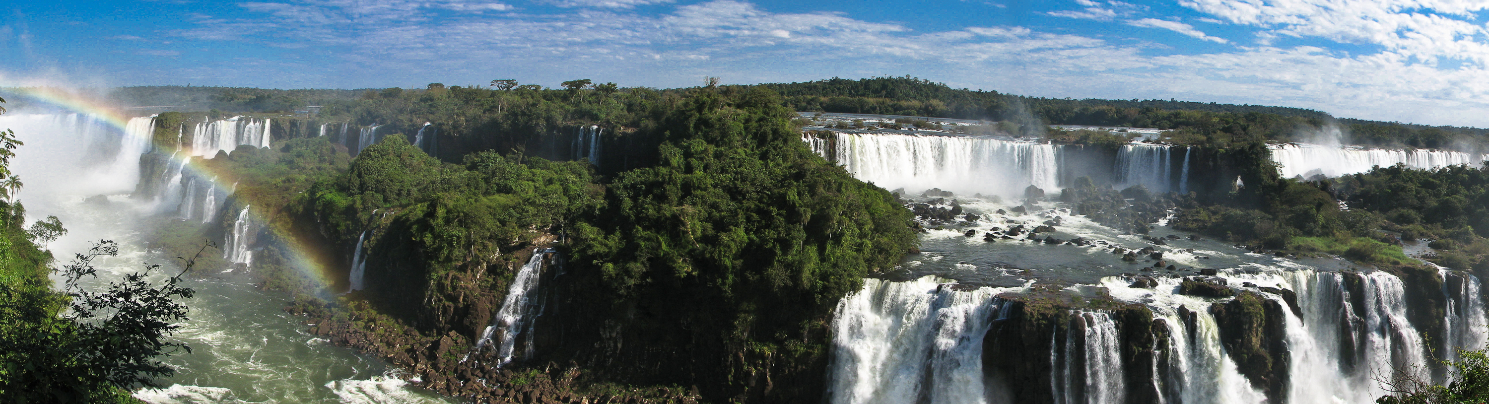 Vista panorámica de las Cataratas del Iguazú rodeadas de selva
