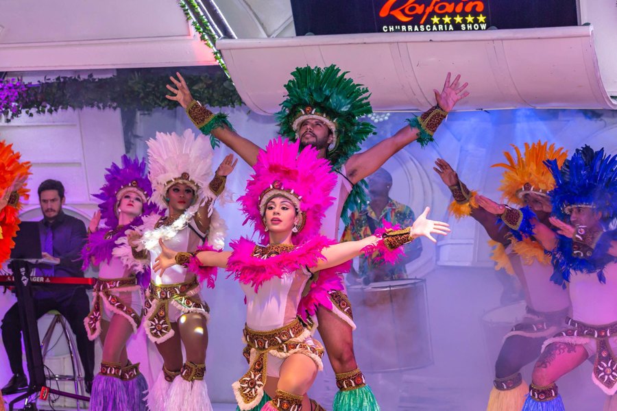 Artistas en el escenario de Rafain Churrascaria Show